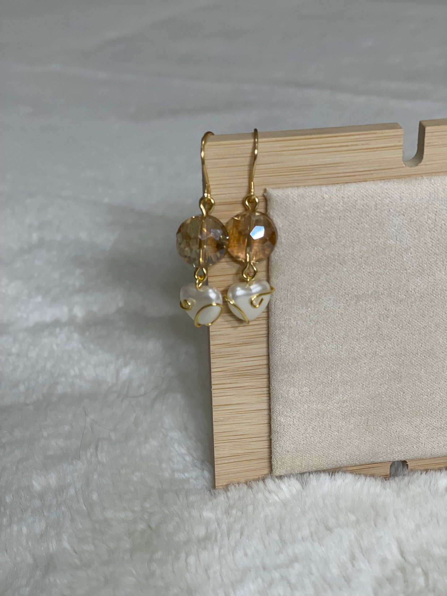 Aretes perla de corazón alambrado