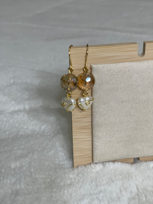 Aretes perla de corazón alambrado